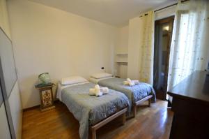 een slaapkamer met twee bedden met handdoeken erop bij Comfort Stay in Valpolicella, near Verona in San Pietro in Cariano