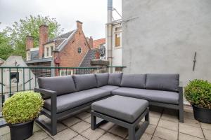 エールデ・パーテルスウォルデにあるLuxury apartments in the city center - Amsterdamのソファ(バルコニーの上に座る)