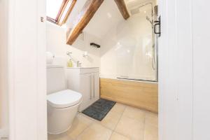 un baño con inodoro y ducha en Ysgubor-Bennar, en Dyffryn 23 fotos más