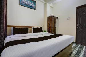 KakarmathaにあるHotel O Royal Stay Innの部屋の中に大きなベッドがある寝室