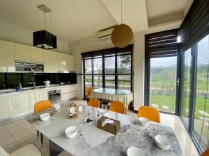 Una cocina con una gran mesa de mármol y sillas naranjas. en Mushin Club 沐心智苑會館, en Wujie