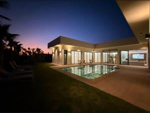 Πισίνα στο ή κοντά στο Villa B Marrakech chambres d hôtes Piscine Zéro vis-à-vis