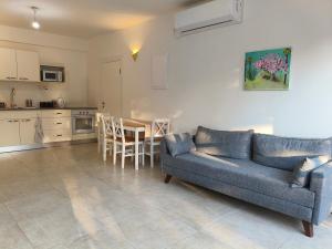 a living room with a couch and a kitchen at אורן בשדה in Sede Ilan