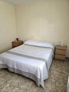 a bed in a room with two nightstands and a bed sidx sidx sidx at Habitación Privada Cerca de Valencia En Vivienda Compartida in Paterna +7 photos