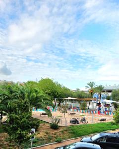 a view of a park with a pool and palm trees at Habitación Privada Cerca de Valencia En Vivienda Compartida in Paterna