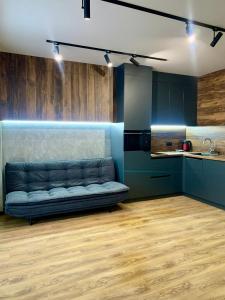 a living room with a black couch in a kitchen at Дизайнерські апартаменти в ЖК DreamTown in Luts'k