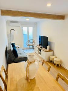 a living room with a vase on a table at Casa da Mó - Conforto, Charme e Piscina privada no Coração do Alentejo in Beringel
