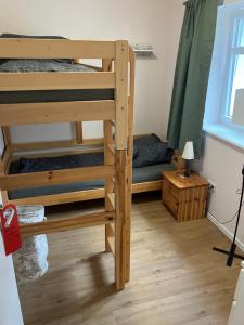 ein Zimmer mit zwei Etagenbetten und einem Bett in der Unterkunft Ferienwohnung am Schlosspark in Potsdam