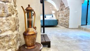 Ένα ή περισσότερα κρεβάτια σε δωμάτιο στο Knight House Akko