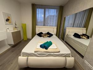 Ένα ή περισσότερα κρεβάτια σε δωμάτιο στο Bob Residence- Chic Penthouse