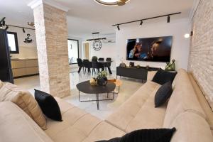 ‘Ein Ya‘aqovにあるוילת קרטייהの大きなソファとテーブルのあるリビングルーム