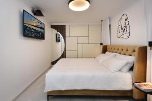 ‘Ein Ya‘aqovにあるוילת קרטייהの小さなベッドルーム(白いシーツ付きのベッド1台付) +16枚の写真