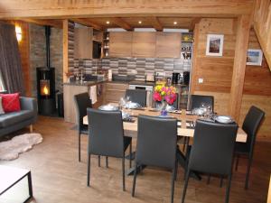 a kitchen and dining room with a table and chairs at Chalet Pepette, Logement Calme et Élégant in Saint-Chaffrey