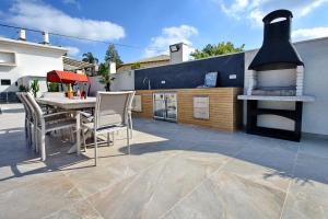 ‘Ein Ya‘aqovにあるוילת קרטייהのパティオ(テーブル、椅子、暖炉付)