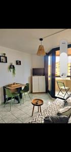 Η κουζίνα ή μικρή κουζίνα στο Studio Cozy au bord de l'eau