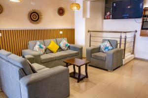 a living room with couches and chairs and a table at Rockrivers Plaza MachuPicchu in Machu Picchu