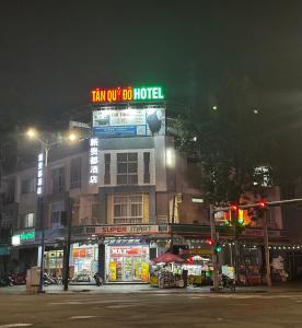a building with a sign that reads turn off do not hotel at Tân Quý Đô Hotel in Thu Dau Mot