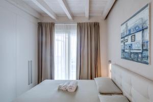 une chambre avec un lit avec deux serviettes dessus dans l'établissement La Giolosa Gardapartments, à Moniga del Garda 47 autres photos