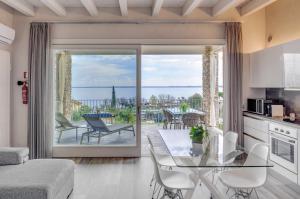 - un salon avec une table et une vue sur l'océan dans l'établissement La Giolosa Gardapartments, à Moniga del Garda