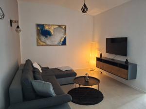 un salon avec un canapé et une télévision à écran plat dans l'établissement Ferienwohnung 2, à Northeim