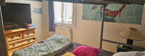 フラにあるVaste maison Fouras 15 pers 6 chbres meublé 3*のベッドと薄型テレビのある寝室