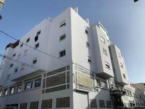 a white building with a lot of windows at Panorámico de esquina in Tetouan