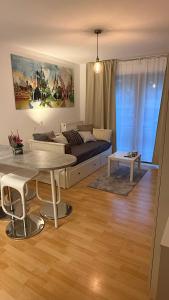 a living room with a couch and a table at Moderne Ferienwohnung beim Augustinerkloster direkt in der Altstadt in Erfurt