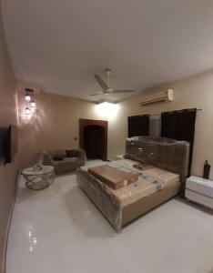 Giường trong phòng chung tại Karachi Rental House