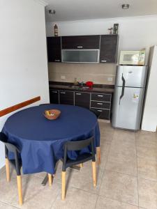 Η κουζίνα ή μικρή κουζίνα στο Departamento Costa Azul