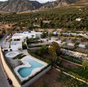 una vista aerea di un resort con piscina di Tiny House Base Camp Granada Camping a Dúrcal