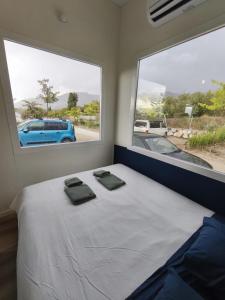 una camera da letto con un letto con due asciugamani sopra di Tiny House Base Camp Granada Camping a Dúrcal