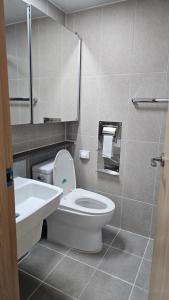 a bathroom with a toilet and a sink at 헤세드 in Sŭngch'ŏn-ni