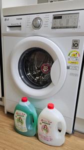 a washing machine with two detergents next to it at 헤세드 in Sŭngch'ŏn-ni