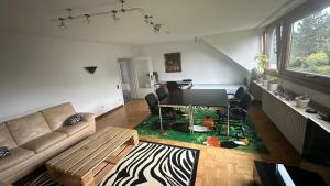 デュッセルドルフにあるFairpartement Düsseldorfのソファとテーブルのあるリビングルーム