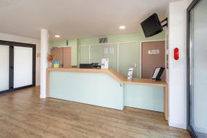 TV a/nebo společenská místnost v ubytování Sure Hotel By Best Western Guerande