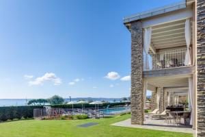 une maison avec vue sur l'océan dans l'établissement La Giolosa Gardapartments, à Moniga del Garda