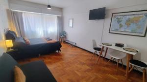 メンドーサにあるApartment City Heart IIIのソファとテーブルのあるリビングルーム