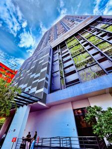 ein hohes Gebäude mit Pflanzen an den Fenstern in der Unterkunft KLCC Chamber Suites in Kuala Lumpur