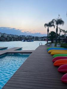 Bazén v ubytování 2 Bedroom The Blyde Crystal Lagoon Luxe nebo v jeho okolí