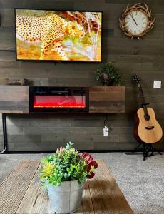 Televisyen dan/atau pusat hiburan di Let's Go ! Highly Rated, Location Perfect, Pools One Minute, Amenity-Rich with Wonderful Comfort, and Pup Friendly, Discover An Exceptional Wyoming Stay, Thermopolis River Walk Home at Hot Springs State Park, 'Where Families and Fisherman Stay'