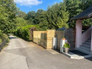 a house with a fence next to a driveway at Auszeit in der Wachau in Unterbergern