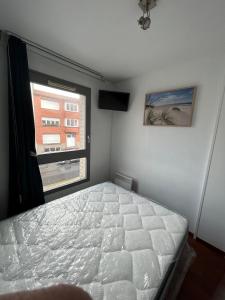 Un pat sau paturi într-o cameră la 38 m2 apartment, 50 m from beach, balcony