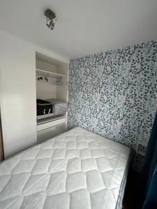 Un pat sau paturi într-o cameră la 38 m2 apartment, 50 m from beach, balcony +1 fotografie