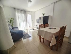 un soggiorno con un tavolo e un divano di Las Dos Orillas a Costa Calma