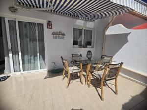 un tavolo da pranzo e sedie su un patio di Las Dos Orillas a Costa Calma