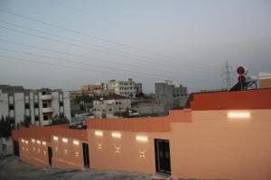 a view of a city with buildings and lights at شاليه التميز الراقي - الهدا in Taif