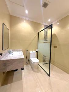 リヤドにあるAsfar Plaza Hotel & Apartmentsのトイレ、洗面台、シャワー付きのバスルーム