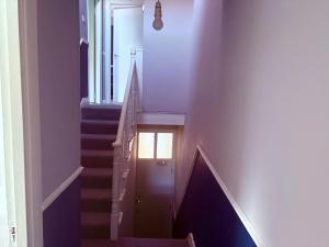 pasillo con escaleras, puerta y ventana en Tottenham Stay-Diem, en Londres