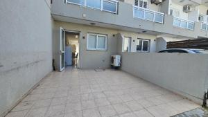 StrovolosにあるSTAY Alex's Houseの建物前通路付きの建物