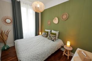 Un dormitorio con una cama con dos velas encima. en Hyper centre 2 chambres cosy 70m2, en Reims